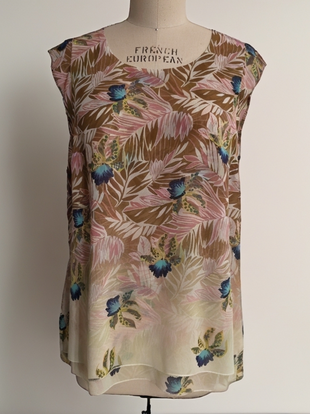 CAbi Floral Sleeveless Blouse  Lightweight & Flowy Cap-Sleeve Size L